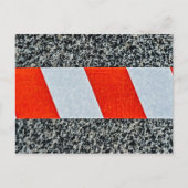 花崗岩警告石を横切る赤のテープ ポストカード (正面)