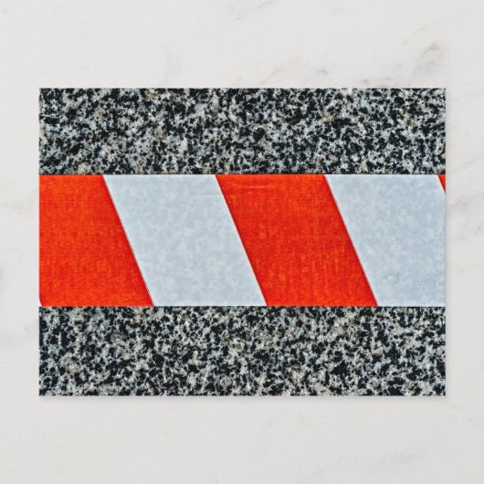 花崗岩警告石を横切る赤のテープ ポストカード (正面)