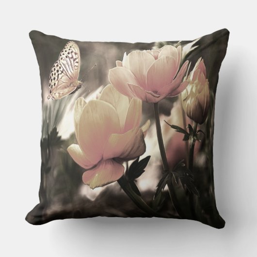 花弁ピンクのバラと蝶 クッション (正面)