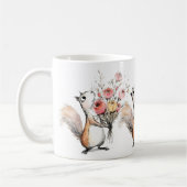 花束を持つかわいいリス コーヒーマグカップ (左)