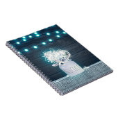 花柄のメイソンジャーと青いストリングライトのラスティック ノートブック (右側)