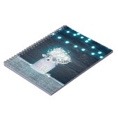 花柄のメイソンジャーと青いストリングライトのラスティック ノートブック (左側)