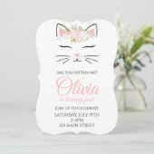 花柄の子猫の顔が描かれた子猫の誕生日招待状 招待状 (スタンド正面)