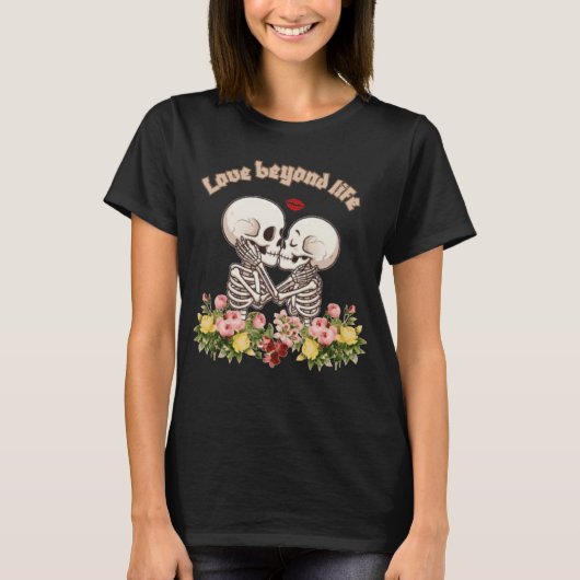 花柄ゴシックのキスをするスケルトンカップル Tシャツ (正面)