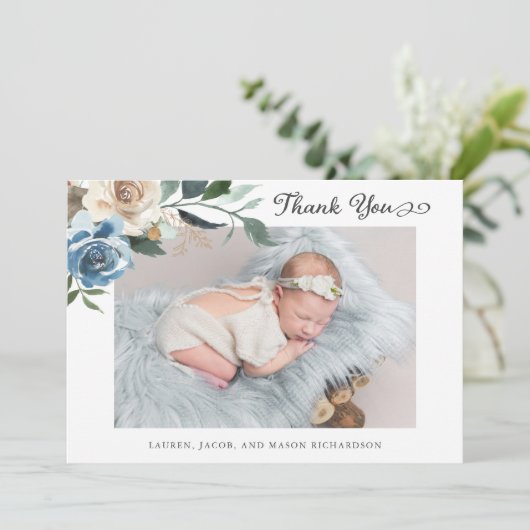 花柄2の写真のベビーの誕生の発表は感謝していしています サンキューカード (スタンド正面)