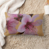 花柄、タンの金背部のピンクの花 ランバークッション (ブランケット)