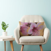 花柄、タンの金背部のピンクの花 ランバークッション (椅子)