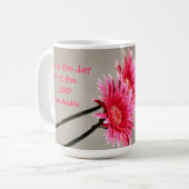 花柄、賛美歌の118:24からの灰色の引用文のピンクのデイジー コーヒーマグカップ (正面左)