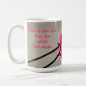 花柄、賛美歌の118:24からの灰色の引用文のピンクのデイジー コーヒーマグカップ (左)