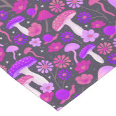 花模様とキノコ鮮やかピンク、紫、黒 ショートテーブルランナー (コーナー)