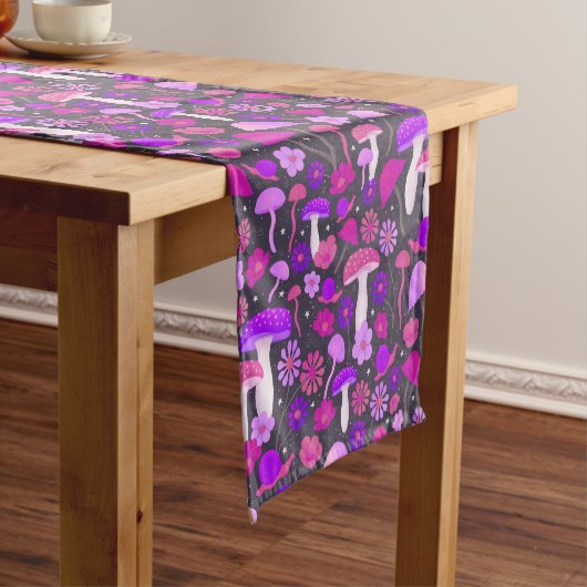 花模様とキノコ鮮やかピンク、紫、黒 ショートテーブルランナー (インサイチュ)