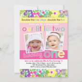 花模様カラフルツインガールズファースト誕生日 招待状 (正面)