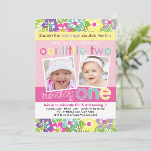 花模様カラフルツインガールズファースト誕生日 招待状 (スタンド正面)