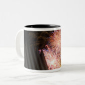 花火が爆発する ツートーンマグカップ (正面左)
