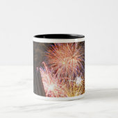 花火が爆発する ツートーンマグカップ (中央)