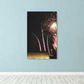 花火が空軍慰霊碑を照らす キャンバスプリント (インサイチュ (ウッドフロア))