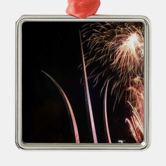 花火が空軍慰霊碑を照らす メタルオーナメント (正面)