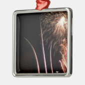 花火が空軍慰霊碑を照らす メタルオーナメント (左)