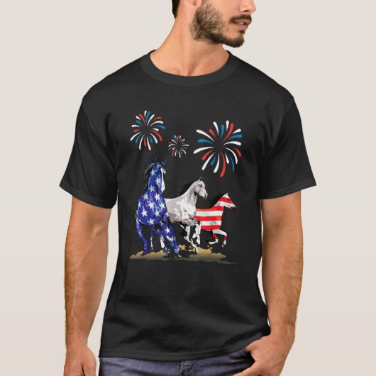 花火とともに走る馬 ハッピーインディペンデンス 4 Tシャツ (正面)