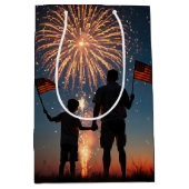 花火とアメリカのフラッグで父の日 ミディアムペーパーバッグ (正面)