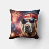花火と愛国的なゴールデンレトリバー クッション (裏面)