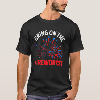 花火の爆竹アメリカ国旗を持って来る Tシャツ