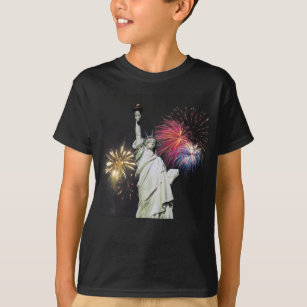 -花火の背景自由の女神 Tシャツ