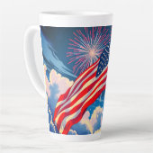 花火を使ったアメリカ愛国国旗 – 7月4日 カフェラテマグ (左アングル)