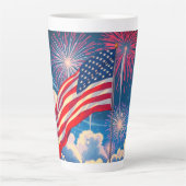 花火を使ったアメリカ愛国国旗 – 7月4日 カフェラテマグ (正面)