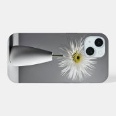 花瓶に活けたシンプルな花 iPhone 15ケース (裏面横)