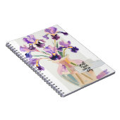 花瓶に活けたモダンな紫色のアヤメの花 インスピレーションを刺激する ノートブック (右側)