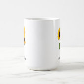 花瓶に活けた三本の黄色いひまわりのカスタムデザイン コーヒーマグカップ (中央)