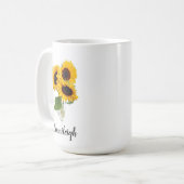 花瓶に活けた三本の黄色いひまわりのカスタムデザイン コーヒーマグカップ (正面左)