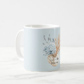 花瓶に生けた青いアジサイとラベンダー コーヒーマグカップ (正面左)