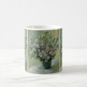 花瓶の花 by Claude Monet コーヒーマグカップ (中央)