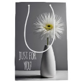 花瓶シンプルに入ったの花 ミディアムペーパーバッグ (正面)