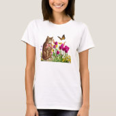 花畑で蝶と戯れるかわいい猫 Tシャツ (正面)