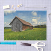 花畑の小さな灰色と茶色の納屋 薄葉紙 (クラフト)