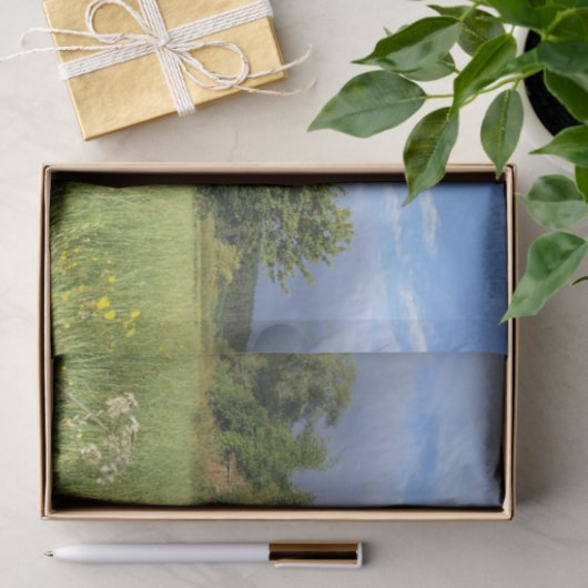 花畑の木のハグ付き傾斜した屋根の納屋 薄葉紙 (ギフト)