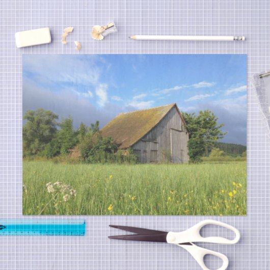 花畑の木のハグ付き傾斜した屋根の納屋 薄葉紙 (クラフト)