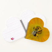 花粉に覆われたハチ – ハート型 ノートブック (内部)
