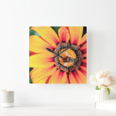 花粉を集めている蜂の極度なクローズアップ スクエア壁時計 (ホーム)