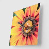 花粉を集めている蜂の極度なクローズアップ スクエア壁時計 (傾斜)