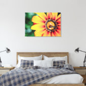 花粉を集めるミツバチの極端なクローズアップ キャンバスプリント (インサイチュ (寝室))