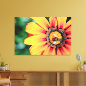 花粉を集めるミツバチの極端なクローズアップ キャンバスプリント (インサイチュ (リビング))