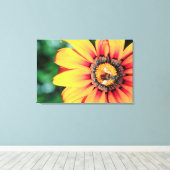 花粉を集めるミツバチの極端なクローズアップ キャンバスプリント (インサイチュ (ウッドフロア))