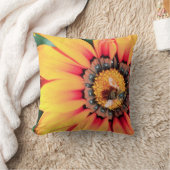 花粉を集めるミツバチの極端なクローズアップ クッション (ブランケット)