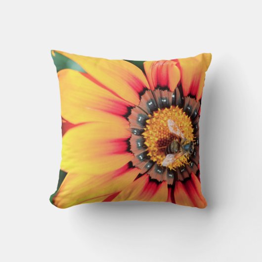 花粉を集めるミツバチの極端なクローズアップ クッション (正面)