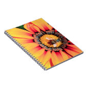 花粉を集めるミツバチの極端なクローズアップ ノートブック (右側)