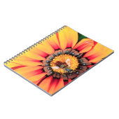 花粉を集めるミツバチの極端なクローズアップ ノートブック (左側)